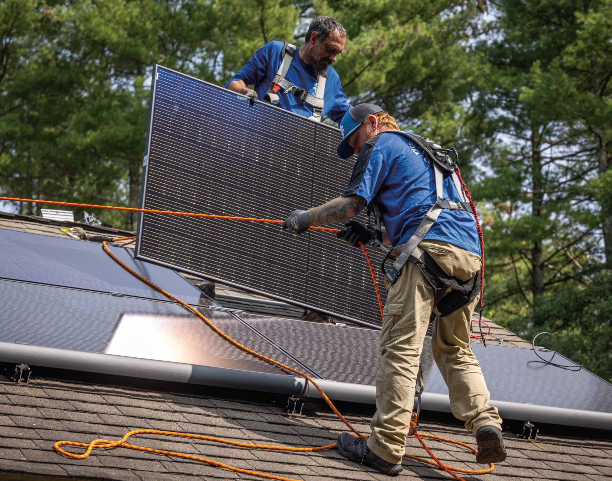 Instalación de paneles solares en el tejado