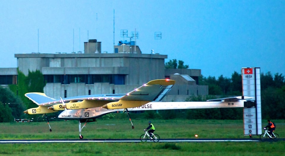1920px-SolarImpulse_HB-SIA_landing_Brussels_Airport_3-crop