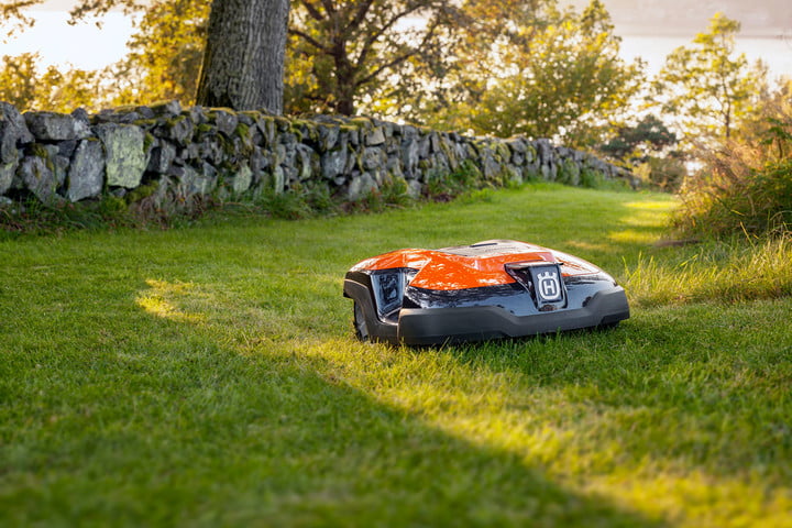 robot-lawnmowers-are-making-their-way-onto-american-grass-2-720x720