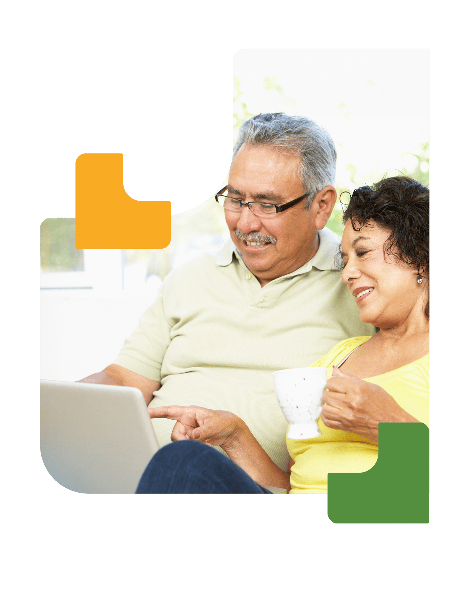 Pareja de ancianos hispanos mirando el ordenador