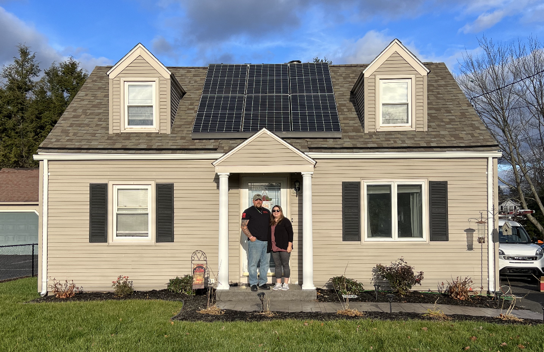 Familia fuera de casa con paneles solares